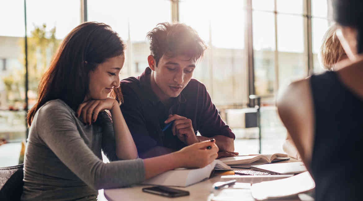 Persone che studiano insieme attorno a un tavolo