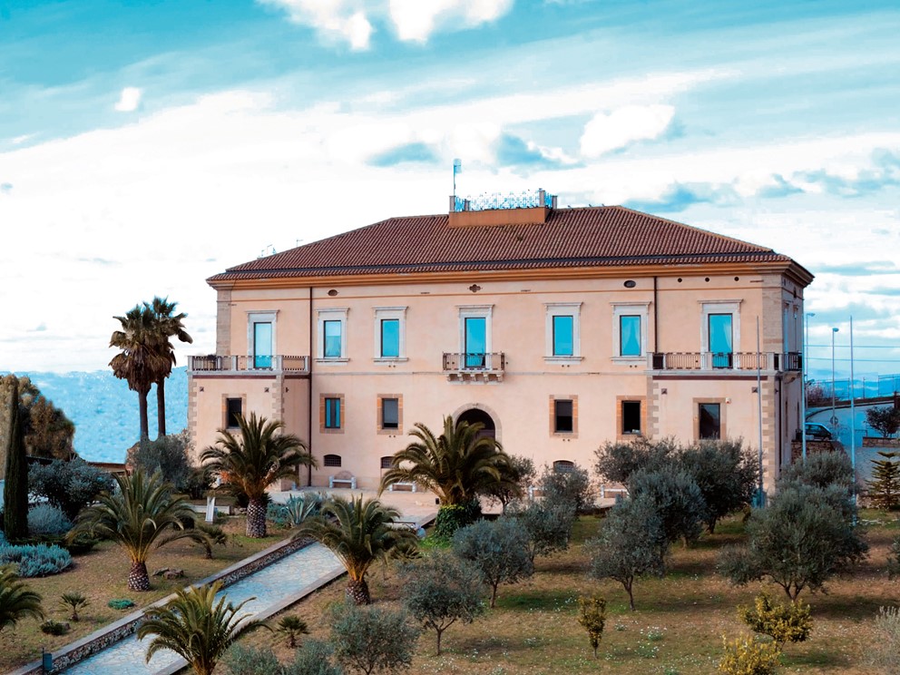 A Mazzarino, tra il viale della Repubblica, via Galilei e via Togliatti (al “carrubo”) si erge maestoso il Palazzo Perno. 